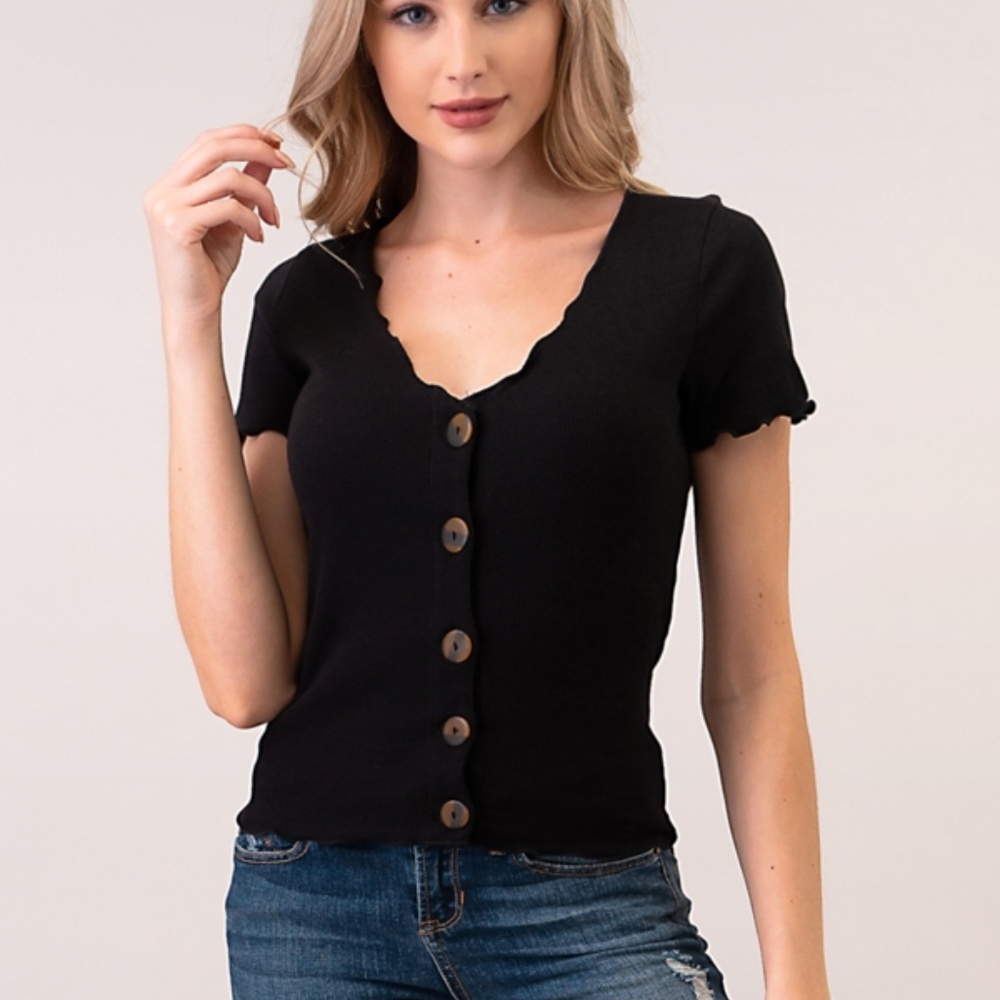 🚨2/$10 Button Detail Top (in Black)🚨